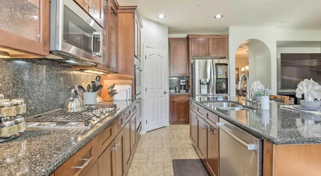 Luxe Goodyear Home w/ Serene Backyard & Game Room, Забронировать Дом для отпуска  