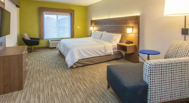 Люкс Holiday Inn Express Hotel & Suites Roseville - Galleria Area by IHG