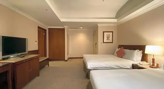 Четырёхместный номер Classic Monarch Plaza Hotel