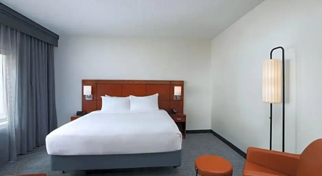 Двухместный люкс c 1 комнатой Courtyard by Marriott Dallas Richardson at Spring Valley