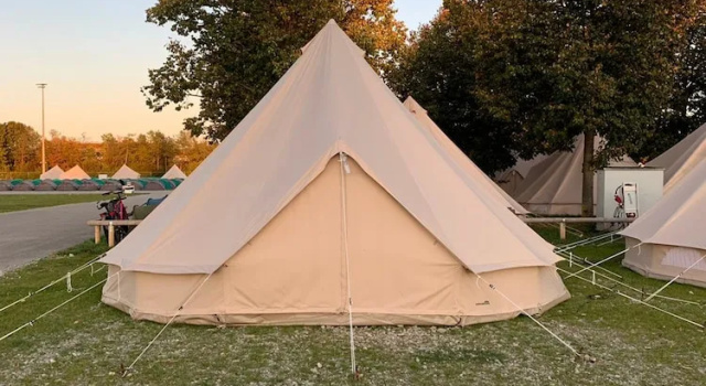 Кровать в общем номере Festanation Oktoberfest Camp #2