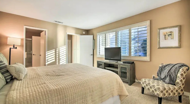 6 Mi to El Paseo: Gem w/ Pool Access!