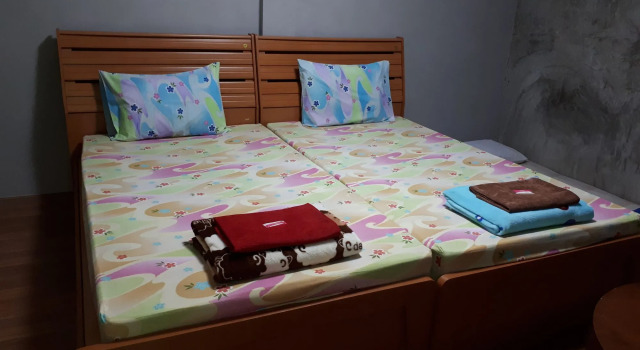 Ploynam Homestay, Забронировать Гостевой дом Отели Ампхава с парковкой, Парковка