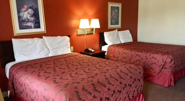 Четырёхместный номер Standard Western Plaza Inn