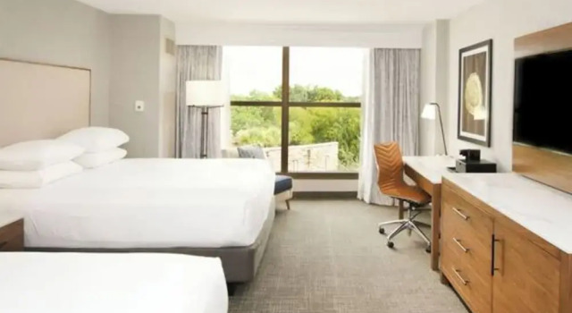 Четырёхместный номер Standard с видом на озеро Horseshoe Bay Resort
