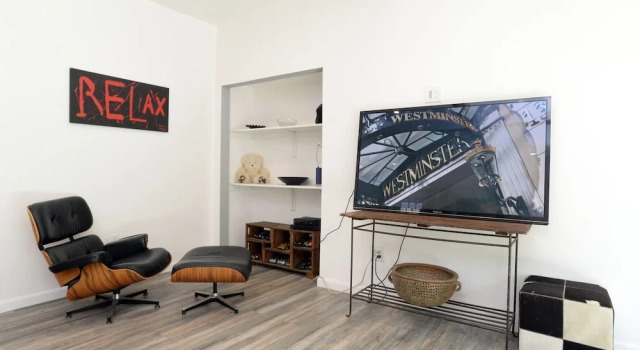 Коттедж Spacious House on Melrose w Private Backyard Gym