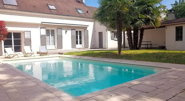 Pool house in Disneyland BMYGUEST