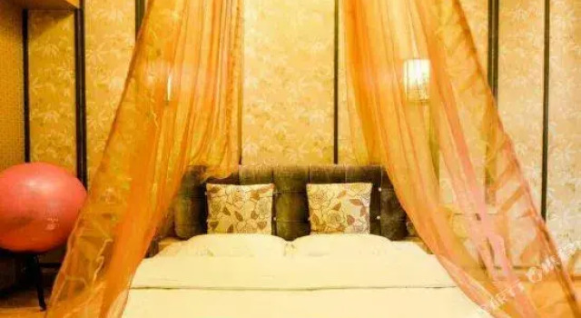 Hi Theme Hotel (Xuchang Caowei Ancient City Pang Donglai Life Square), Book Hotel Xuchang Henan