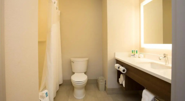 Четырёхместный номер Standard Holiday Inn Express Hotel & Suites Hesperia by IHG