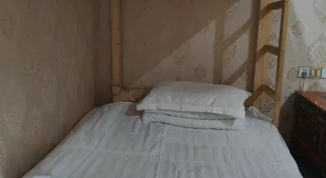 Кровать в общем номере (мужской номер) Zhaxi Zhuokang Youth Hostel