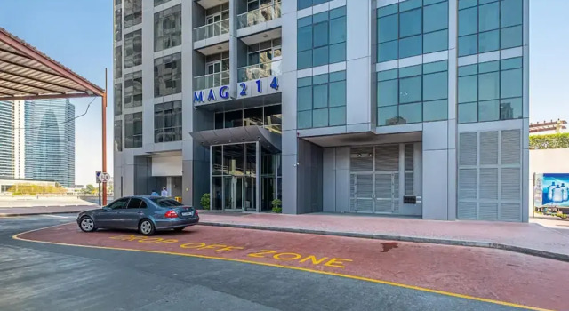 MAG 214 Tower 1 by LUX Holiday Home, Забронировать Отель Отели Эмирата Дубая с парковкой, рядом с Остановка трамвая Marina Towers, Парковка