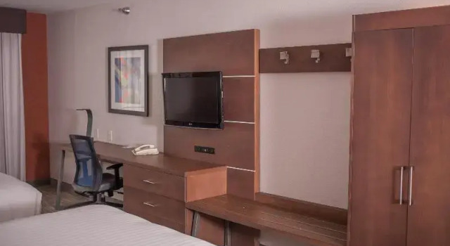 Четырёхместный номер Standard Holiday Inn Express & Suites Logan By IHG