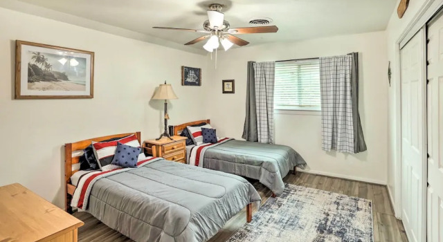 Fort Worth Retreat w/ Fenced Yard & Fire Pit!, Забронировать Дом для отпуска Отели Форт-Уэрт с парковкой, Парковка