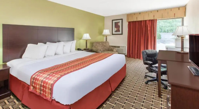 Номер Standard Days Inn & Suites by Wyndham Madison Heights MI