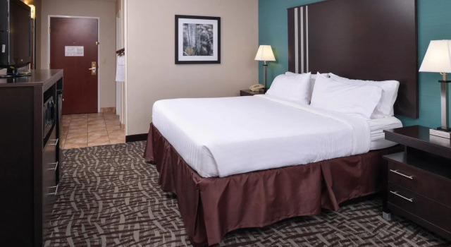 Двухместный номер Standard Holiday Inn Express & Suites North Lima by IHG