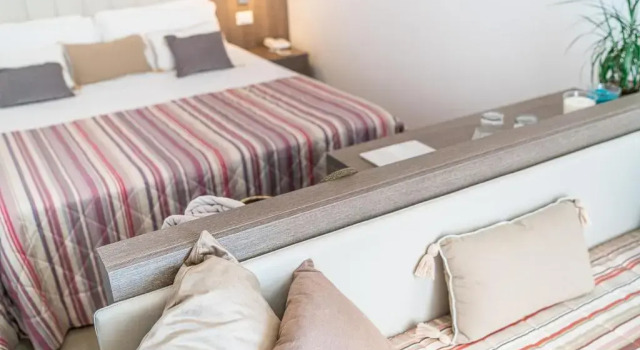 Трёхместный номер Superior с балконом и с частичным видом на море Hotel Karinzia