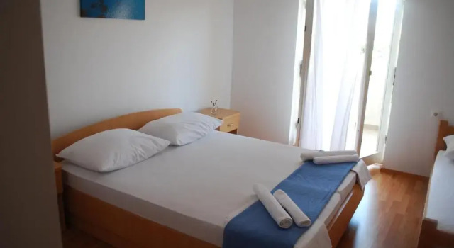 Lokunja Bed&Breakfast, Book Hotel Pag Pag Island