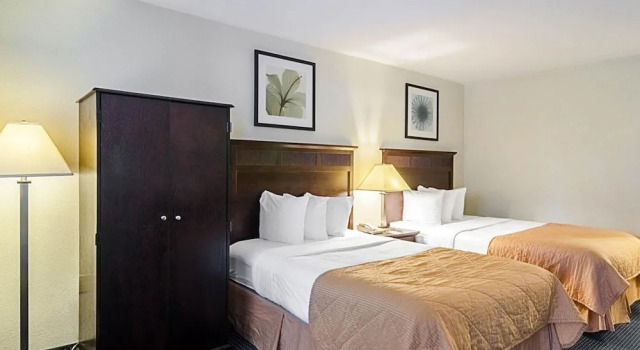 Четырёхместный номер Standard с балконом Rodeway Inn & Suites Williamsburg Central
