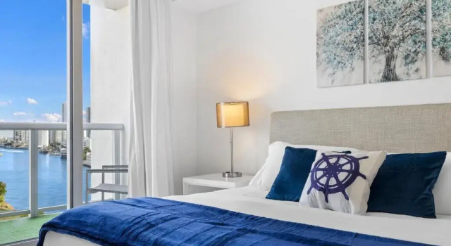 Апартаменты с балконом Three-Bedroom Beachwalk Resort Apartment