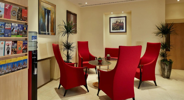 Кровать в общем номере Hotel ADRIA München