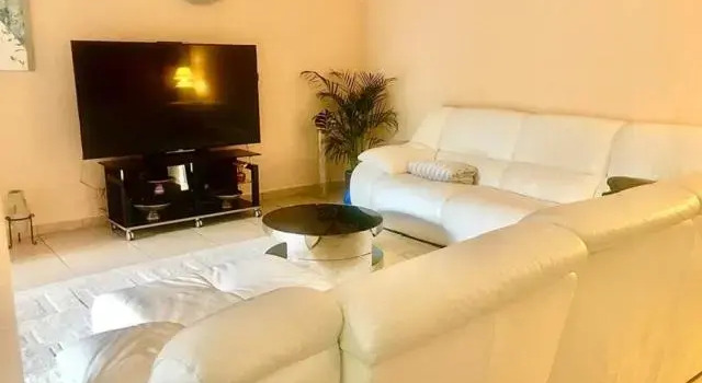 Sérénity Chambre d'hôte au calme Des Maîtres Tibétains y ont sejourné 15 mn des plages, Rezervasyon Otel Sophia Antipolis havuzlu oteller, Yüzme Havuzu