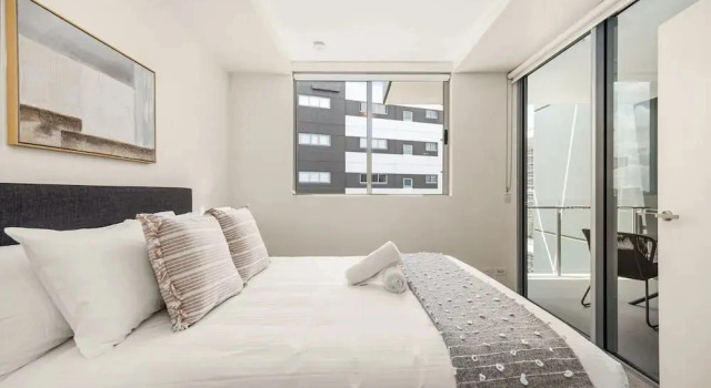 Chic West End Stay With Gym & Pool Access
