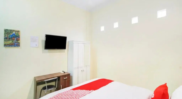 Номер Deluxe RedDoorz at Golden Gateway Medan