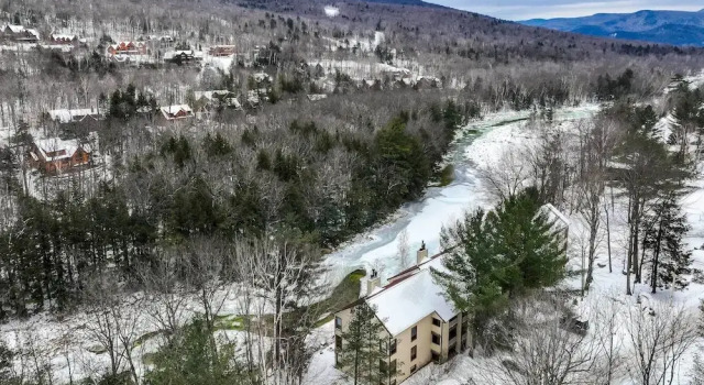 Апартаменты с 3 комнатами с балконом Riverfront Lincoln Condo: 1 Mi to Loon Mountain!