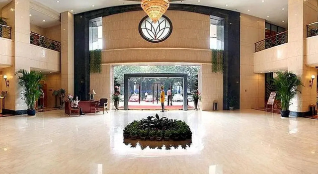 Garden Hotel - Chongqing, Забронировать Отель Отели Чунцин с парковкой, рядом с Площадь Санься, Парковка