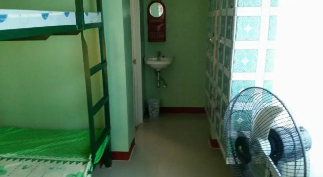 Кровать в общем номере RMS Travellers Inn