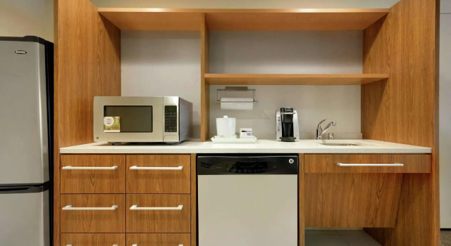 Четырёхместная студия Home2 Suites by Hilton Milwaukee Airport