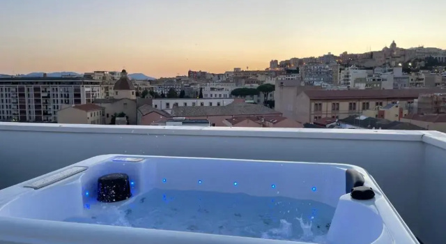 18 Dante Luxury Suites, Забронировать Отель Отели Кальяри с бассейном, рядом с Cagliari University, Бассейн