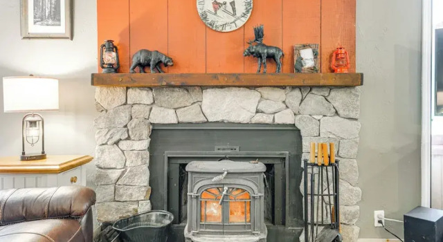 West Dover Townhome: Hot Tub, 2 Mi to Mount Snow!