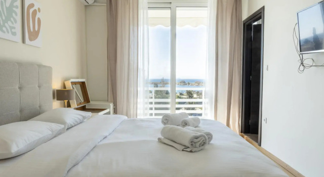 Modern art apt in Glyfada with sea view, Забронировать Отель Глифада Афины