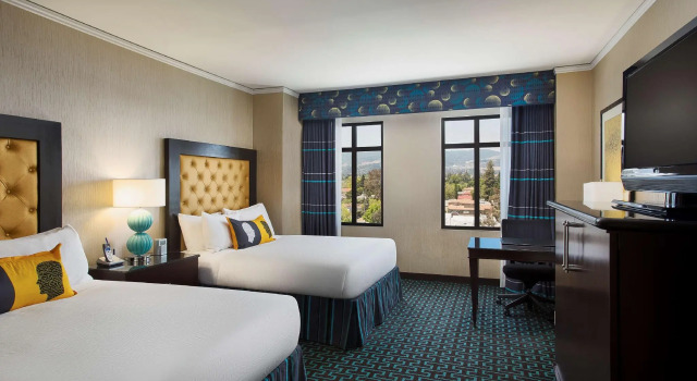 Четырёхместный номер Standard с видом на горы Juniper Hotel Cupertino, Curio Collection by Hilton