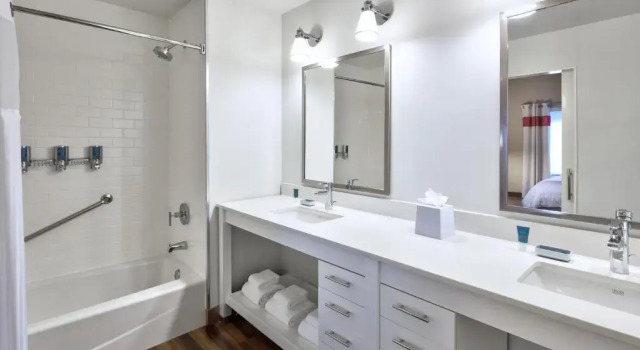 Полулюкс Four Points by Sheraton Dallas Fort Worth Airport North
