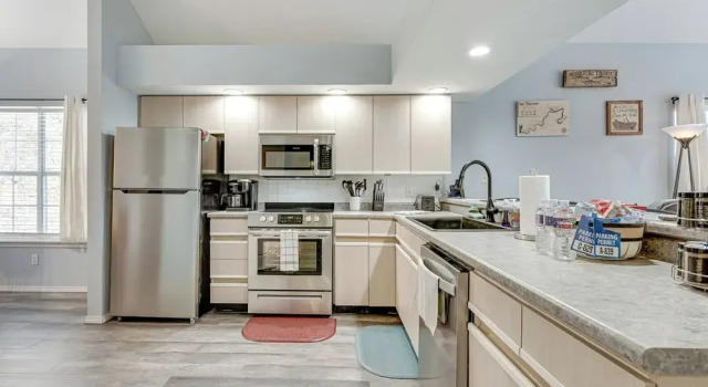 Updated Branson Condo w/ Lake Taneycomo Views!, Забронировать Апартаменты/квартира Отели Table Rock Lake с парковкой, Парковка