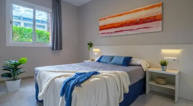 Кровать в общем номере с 6 комнатами Apartamentos Estival Park