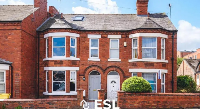 Central 5 Bedroom Townhouse perfectly located 2 mins walk from the Train Station