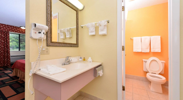 Четырёхместный номер Standard Americas Best Value Inn Canton, NC