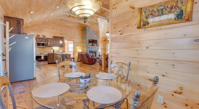 Gorgeous Murphy Cabin w/ Large Deck: 2 Mi to Dtwn!, Buchen Sie Hotel Murphy North Carolina