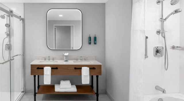 Четырёхместный люкс с 2 комнатами Doubletree By Hilton Midland West Loop I-250