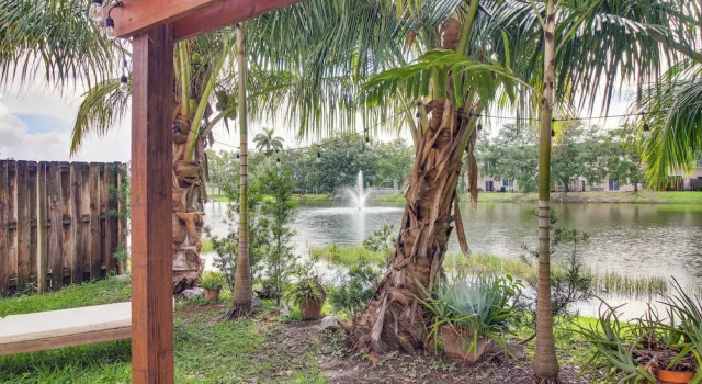Коттедж Yard w/ Lake View: Remote Working Hub in Homestead