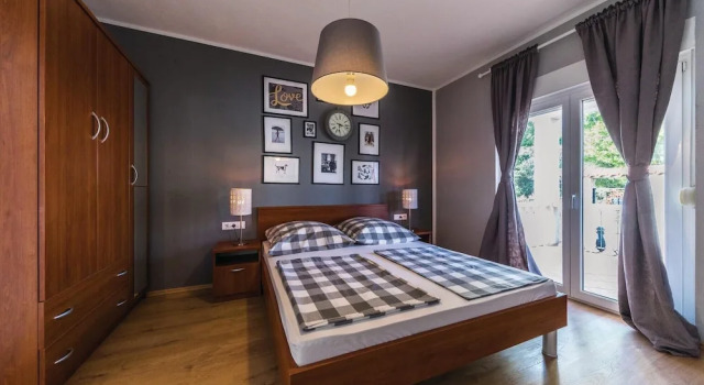 Beautiful Home in Okrug Gornji With Wifi and 4 Bedrooms, Buchen Sie Hotel Hotels in Gespanschaft Split-Dalmatien mit Pool, Schwimmbad