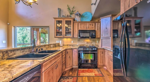 Коттедж Quiet Ruidoso Cabin w/ Deck & Private Hot Tub
