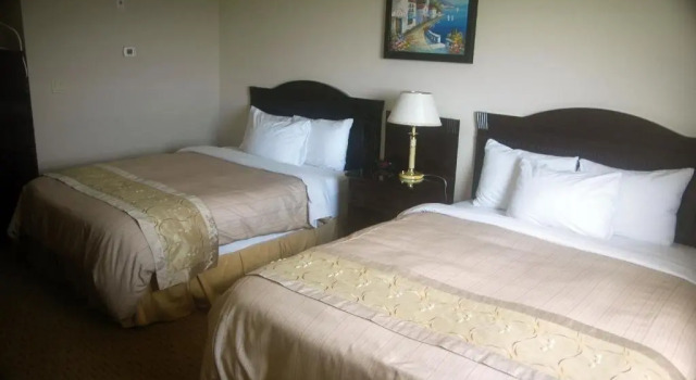 Четырёхместный номер Standard Days Inn by Wyndham Athabasca