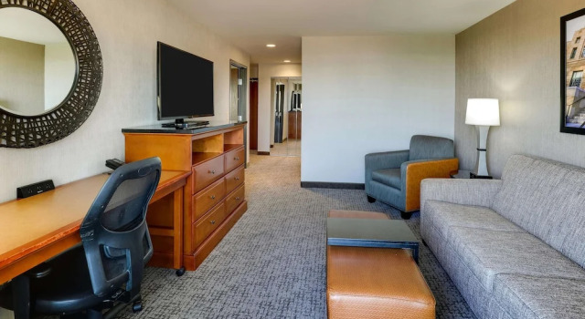 Люкс с 2 комнатами с балконом Drury Inn & Suites Phoenix Airport
