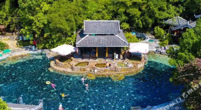 Guoyue Jiuquwan Hot Spring Villa Holiday Hotel, Rezerwuj Hotel Hotele w Nanning z parkingiem, Parking