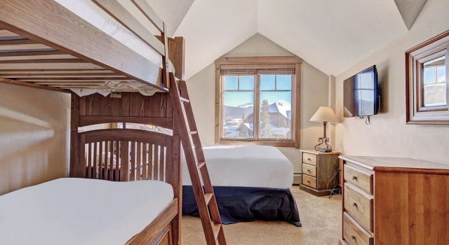 Bright + Scenic 2br - 7ppl Steps To Ski Lifts + Main Street 2 Bedroom Condo by RedAwning, Rezerwuj Apartament Hotele w Vail Ski z parkingiem, Parking