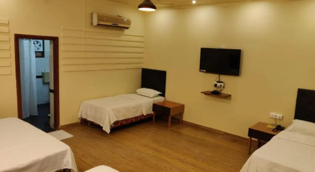Кровать в общем номере Hotel H R Palace